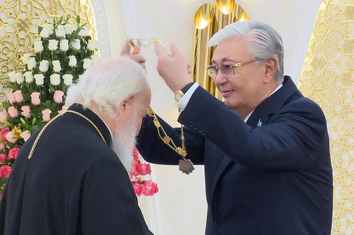 Президент Казахстана Касым-Жомарт Токаев награждает патриарха Кирилла орденом «Алтын кыран». Фото: Пресс-служба президента Казахстана / ТАСС