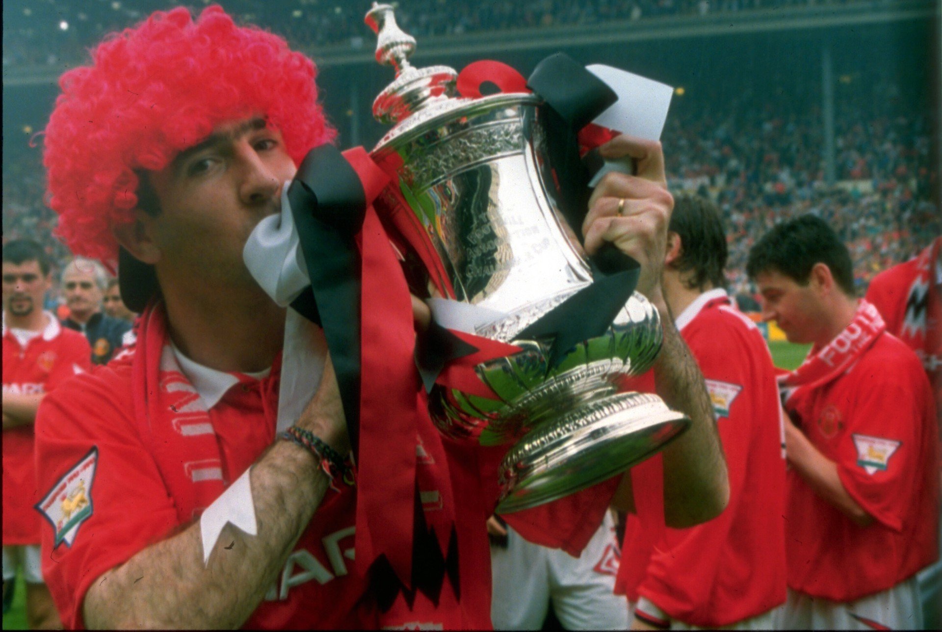 Кантона держит кубок Английской Премьер-лиги, 1996 год. Фото: John Peters / Manchester United / Getty Images