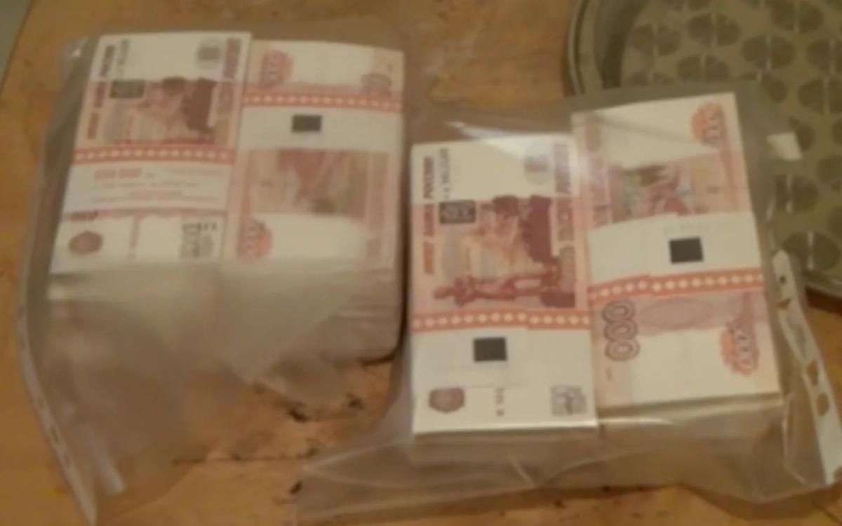 «Здесь где-то 5 миллионов. Для личных нужд»
