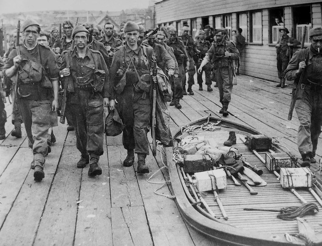 Британские коммандос только что вернулись из рейда на Дьеп. Пирс Нью-Хейвен. Август 1942 года. Фото: waralbum.ru