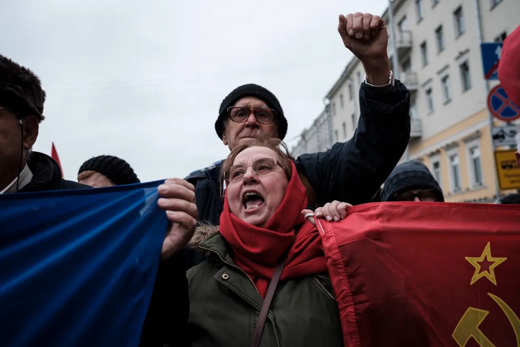 Греческие коммунисты кричат лозунги во время демонстрации. Фото: Антон Карлинер / специально для «Новой»