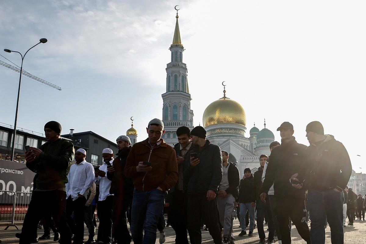 Москва. Мусульмане после торжественного намаза по случаю праздника Ураза-байрам около Московской Соборной мечети. Фото: Михаил Терещенко / ТАСС