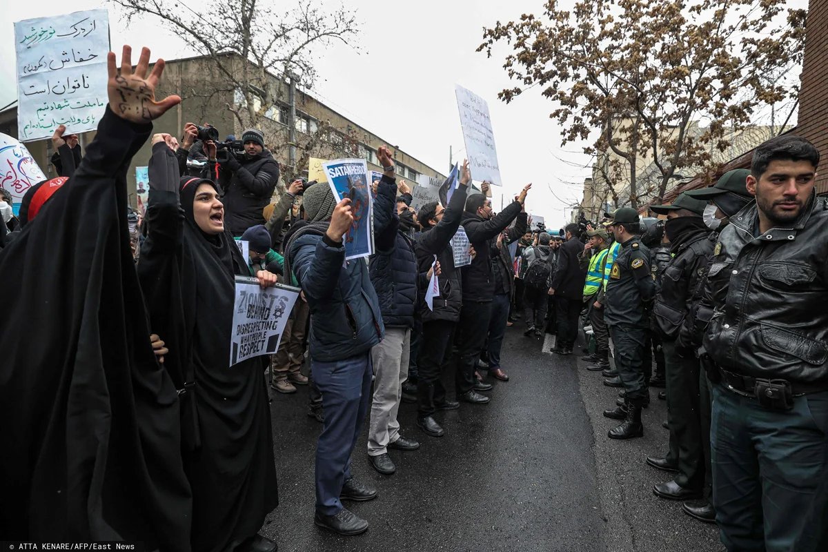 Акция протеста у посольства Франции в столице Ирана Тегеране 11 января 2023 года. Фото: ATTA KENARE / AFP / East News