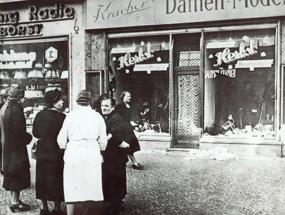 Разгромленный еврейский магазин, 10 ноября 1938 г. Фото: AP / TASS