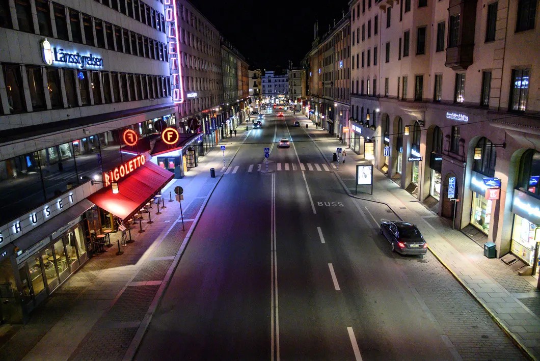Опустевшая центральная улица Стокгольма — Кунгсгатан — в разгар пандемии COVID-19. Фото: Reuters