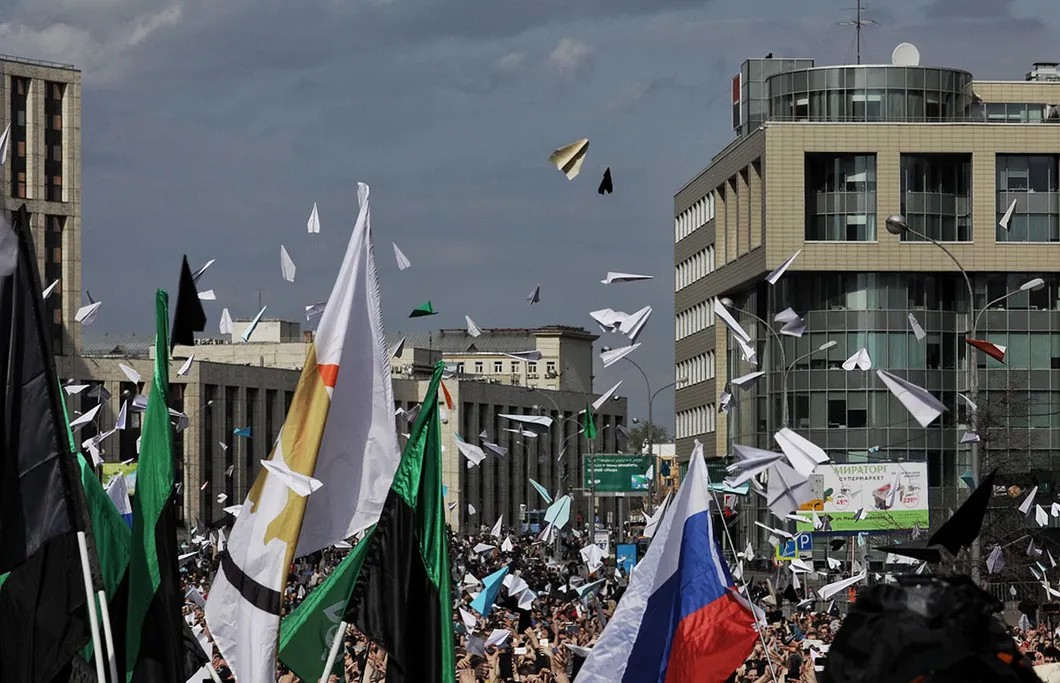 Бумажные самолётики в воздухе над проспектом Сахарова. Фото: Влад Докшин / «Новая газета»
