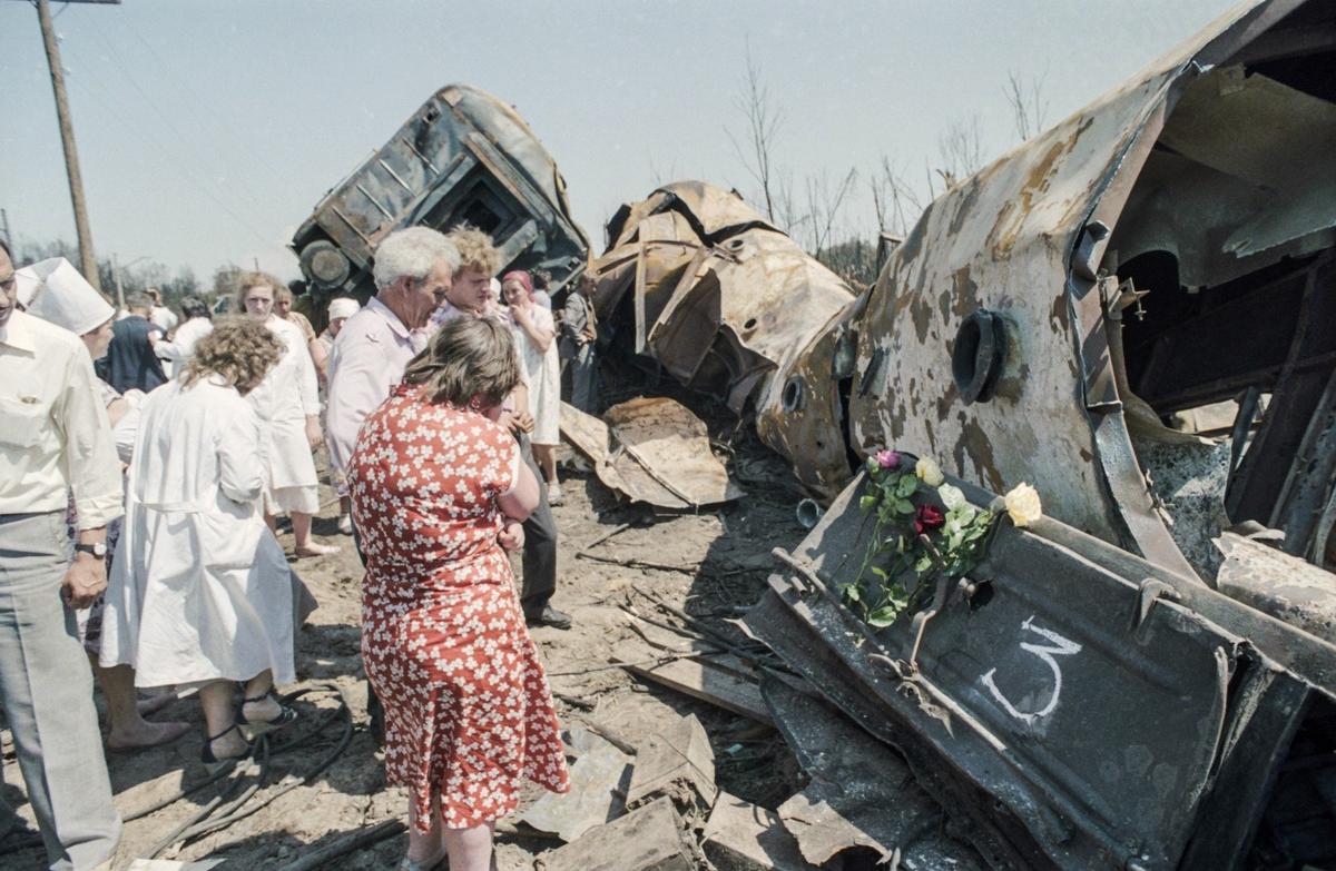 Родные и близкие погибших на месте крушения двух встречных пассажирских поездов в Башкирии 4 июня 1989 года. Фото: Валентин Кузьмин / ТАСС