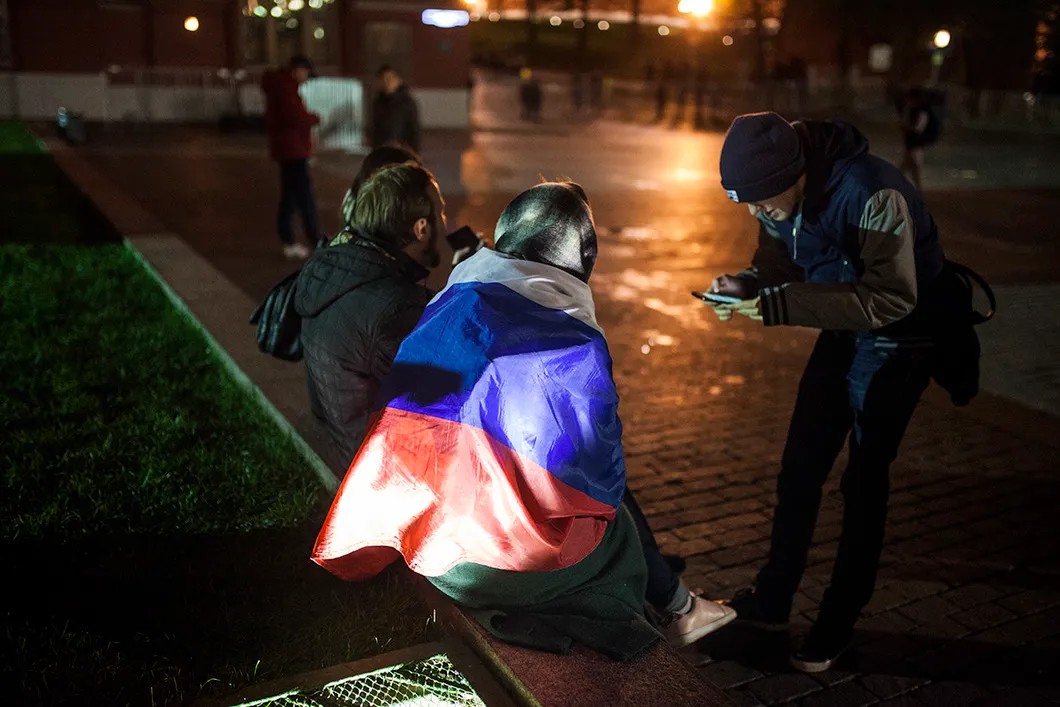 Участники акции в поддержку Навального на Манежной площади. 12 часов ночи. Фото: Влад Докшин / «Новая газета»