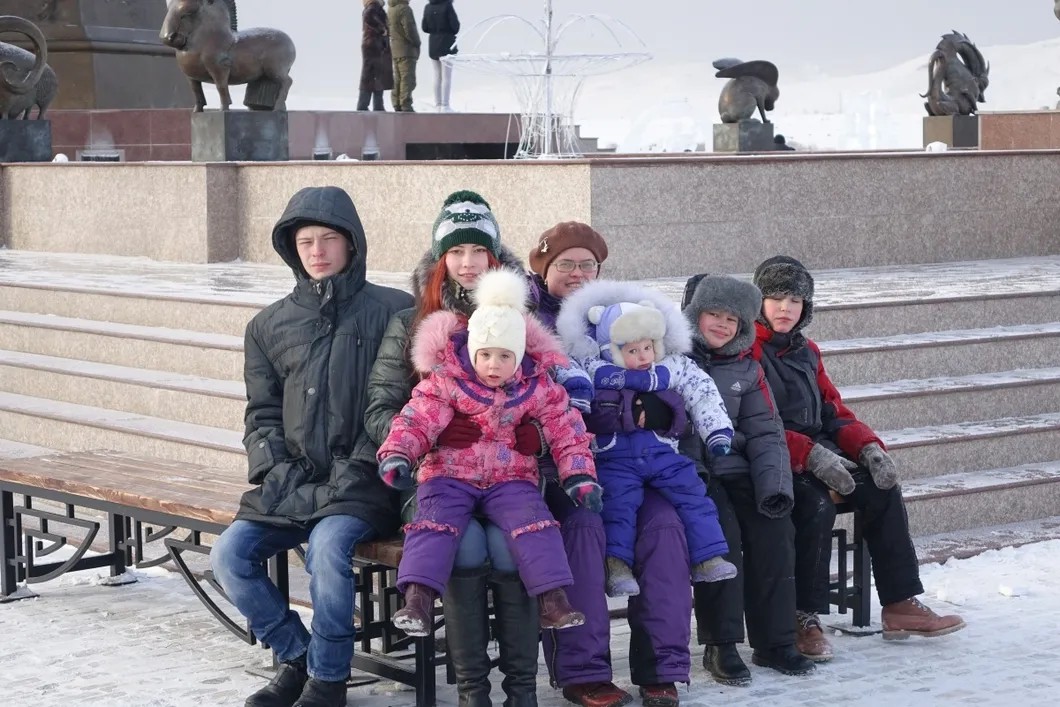 Колесниковы в декабре 2015 года. Это еще в Кызыле, и детей еще шестеро. Влад на коленях у мамы. Фото из личного архива
