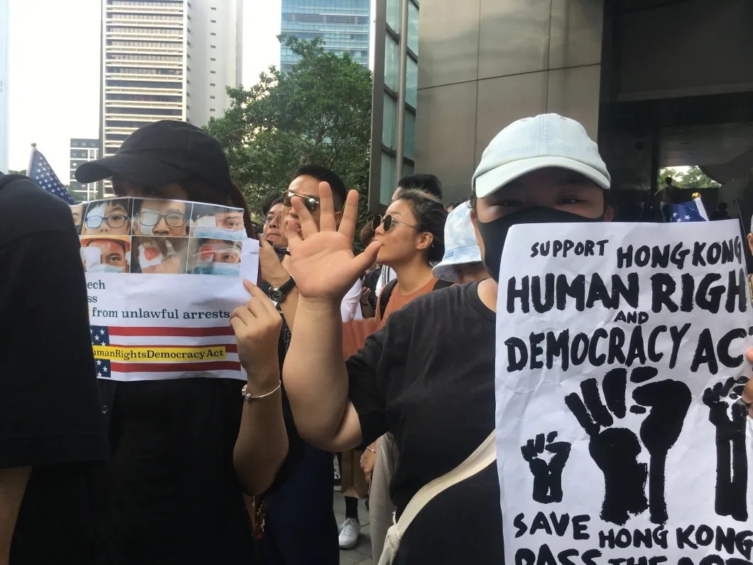 «Спаси Гонконг» — надпись на английском у протестующего в Гонконге. Фото: Елена Костюченко / «Новая газета»