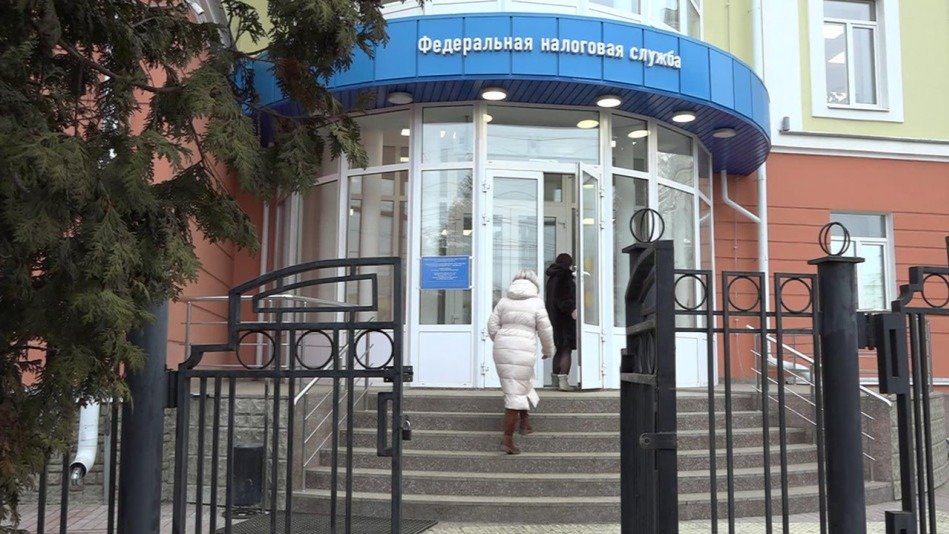 К россиянам с незадекларированным безналичным доходом свыше 2,4 млн рублей в год решили автоматически отправлять налоговую