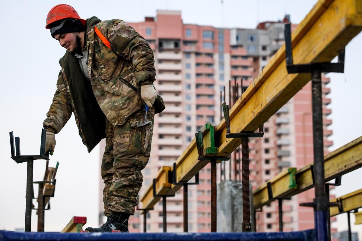 Строительство жилых домов в Луганске. Фото: Александр Река / ТАСС