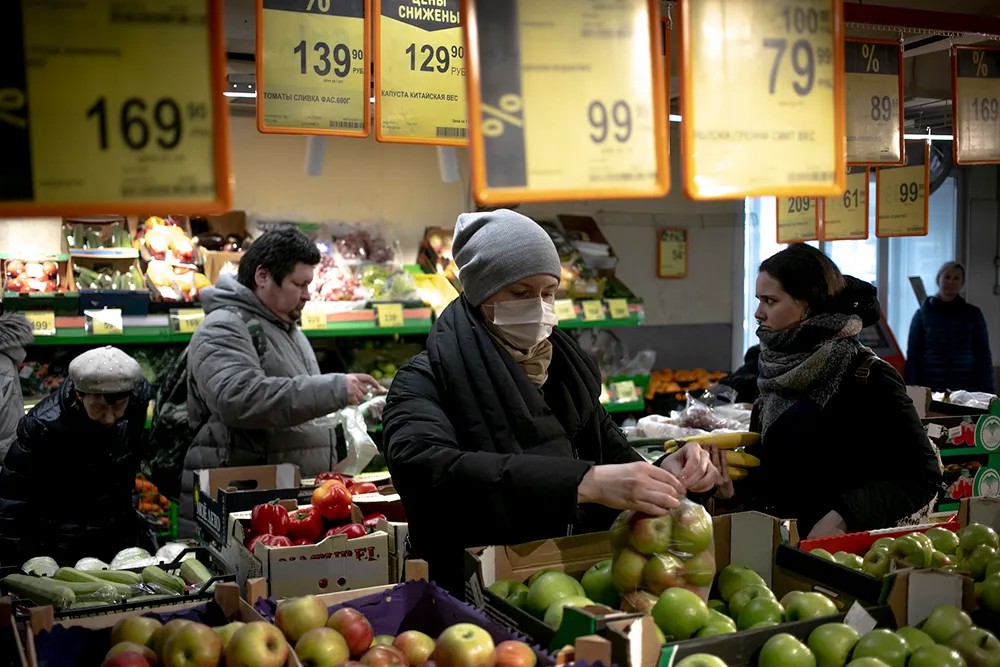 Покупатели в московском магазине «Дикси». Фото: Влад Докшин / «Новая газета»