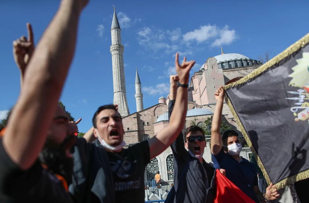 Турецкая молодежь с флагами Турции и Османской империи возле «Святой Софии» после объявления о превращении храма из музея в мечеть. Фото: ЕРА