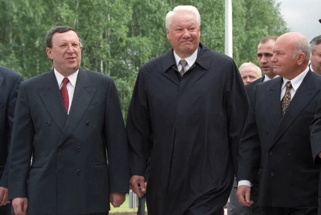Владимир Гусинский, Борис Ельцин и Юрий Лужков в 1998 году. Фото Александра Сенцова и Александра Чумичева / ТАСС