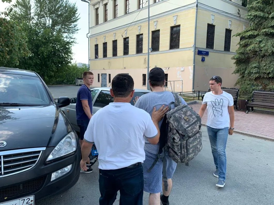 Сотрудники полиции в штатском усаживают Рубченко и Бондаренко в немаркированный автомобиль. Фото: Никита Кифорук — для «Новой»