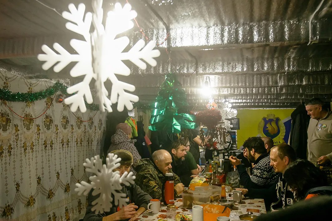 Активисты украсили кухню в палаточном лагере к Новому году. Фото: Анна Шулятьева, специально для «Новой газеты»