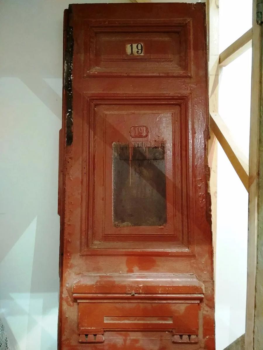 Одна из исторических дверей в мастерской. Фото: Галина Артеменко / «Новая в Петербурге»