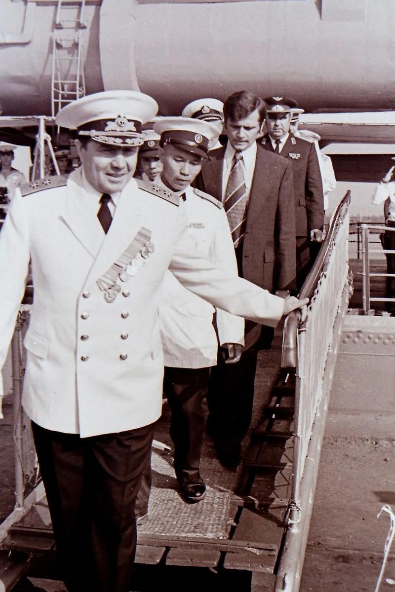 Тихоокеанский флот блокировал Тонкинский залив. Первый замкомандующего ТОФ вице-адмирал Ясаков (на корабле «Адмирал Фокин») в хайфонском порту. Фото из архива Александра Минеева