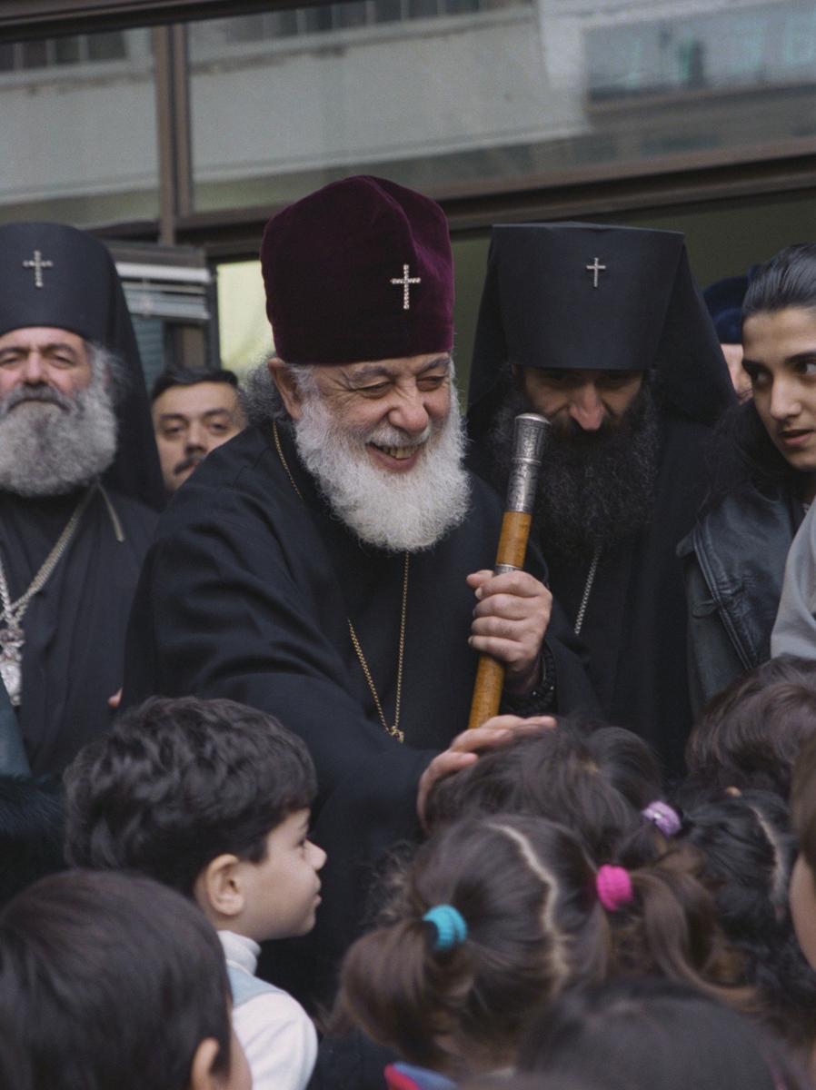 Москва. 7 октября 1996 года. Илия II благословляет учащихся русско-грузинской школы. Фото: Ираклий Чохонелидзе / Фотохроника ТАСС