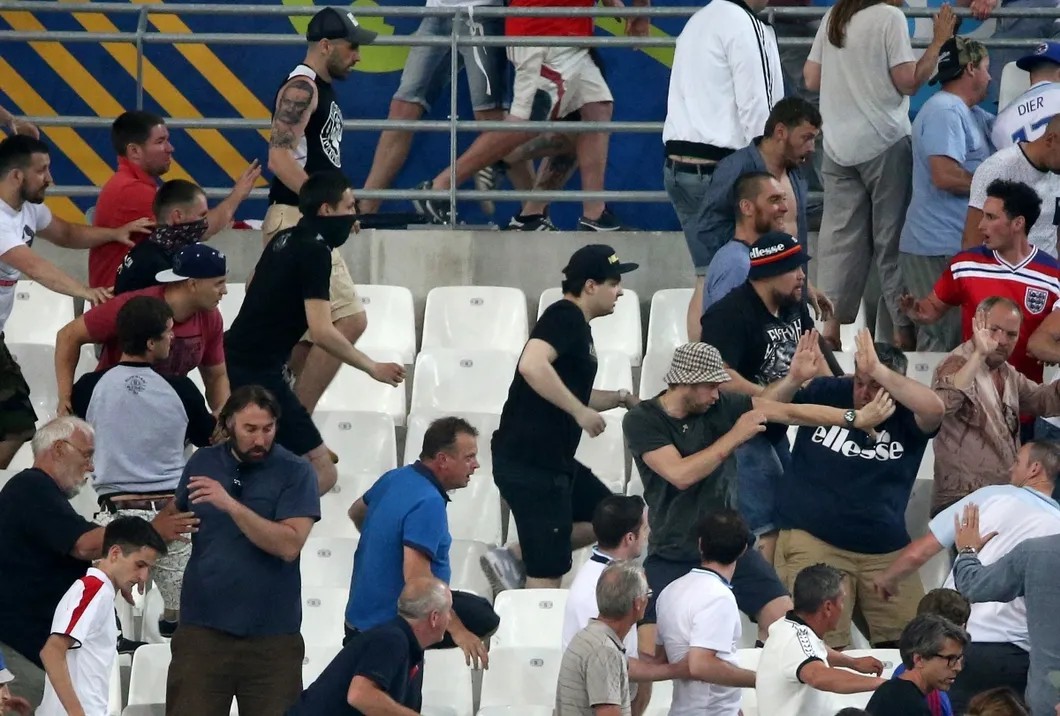 Атака российских фанатов на сектор болельщиков сборной Англии, стадион Велодром, Марселе. Фото: EPA