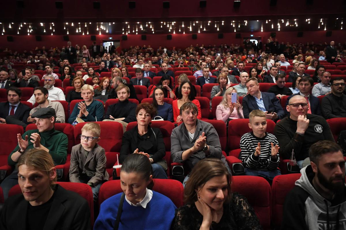 Кинотеатр россия премьера. Кинотеатр премьера. Кинотеатр октябрь премьера. Премьеры в кинотеатрах. Зрители в кинотеатре.