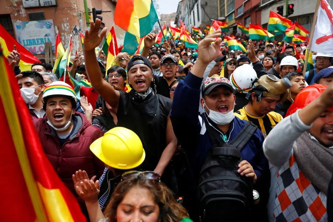 Народ вышел на улицы после остановки подсчета голосов на 20 часов и объявления, что Моралес получает необходимый отрыв для избрания на четвертый президентский срок. Фото: Reuters