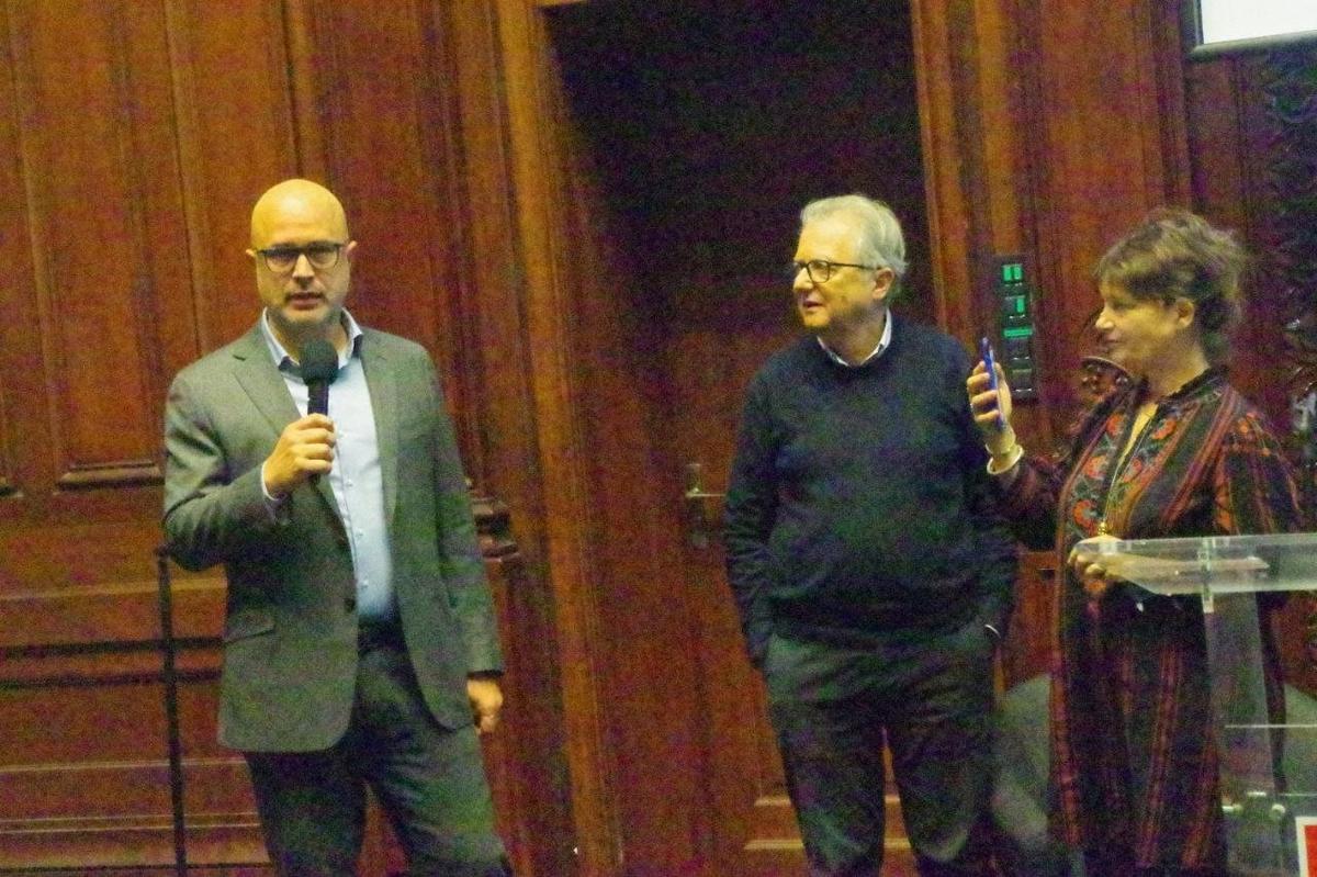 Илья Политковской, сын Анны, выступает на церемонии вручения премии перед аудиторией и студентами Лилля. Фото: Юрий Сафронов / «Новая газета»