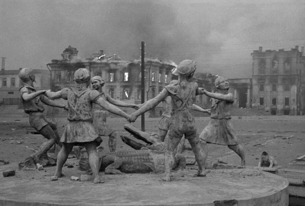 СССР, Сталинград. 1942 г. Фонтан «Бармалей» на привокзальной площади во время Великой Отечественной войны. Фото: ТАСС