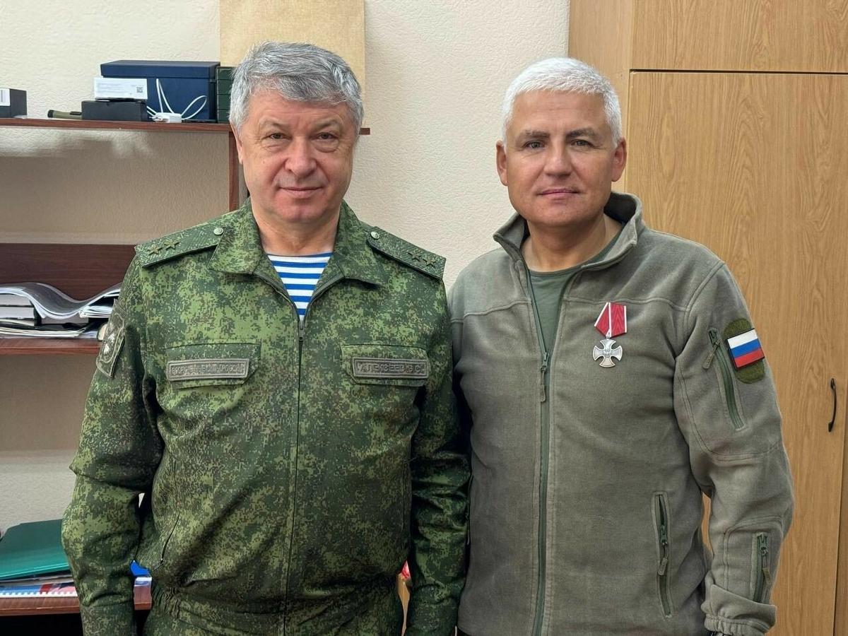 Марат Галиев (справа) награжден орденом Мужества. Фото: www.tatar.inform.ru