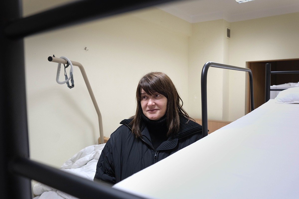 Яна, одна из волонтеров RFU, в одной из комнат шелтера, оборудованной даже специальной кроватью для реабилитации (сзади). Фото: Виктория Одиссонова, специально для «Новой газеты»