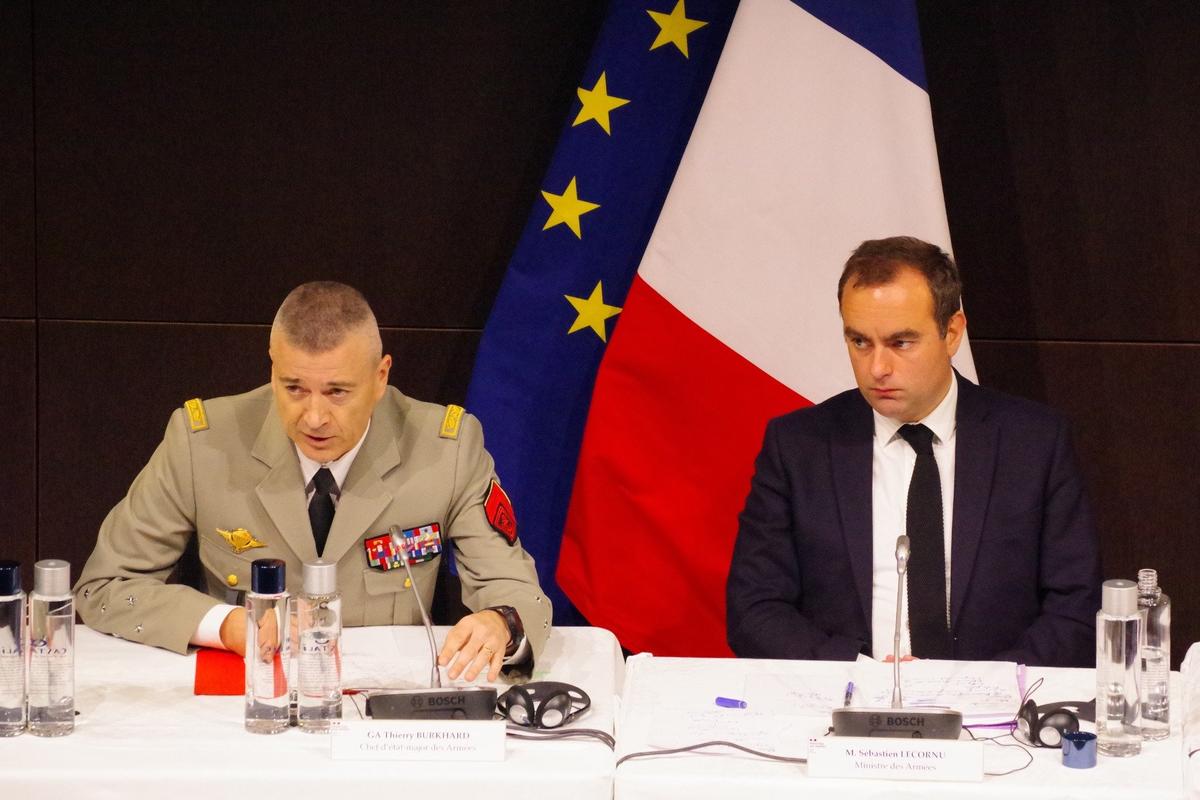 Глава Генштаба Тьерри Бюркар (слева) и министр вооруженных сил Франции Себастьян Лекорню во время пресс-конференции, посвященной «стратегии вооружения Франции и поддержке Украины». 26.03.2024. Фото: Юрий Сафронов / «Новая газета»