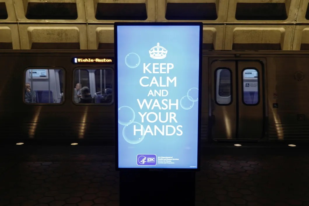 «Не паникуй и мой руки» — рекламный баннер на улице в США. Фото: Reuters