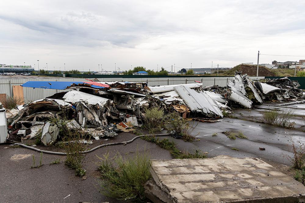 Обломки А321 вдоль забора в аэропорту Жуковский. Фото: Арден Аркман / «Новая газета»