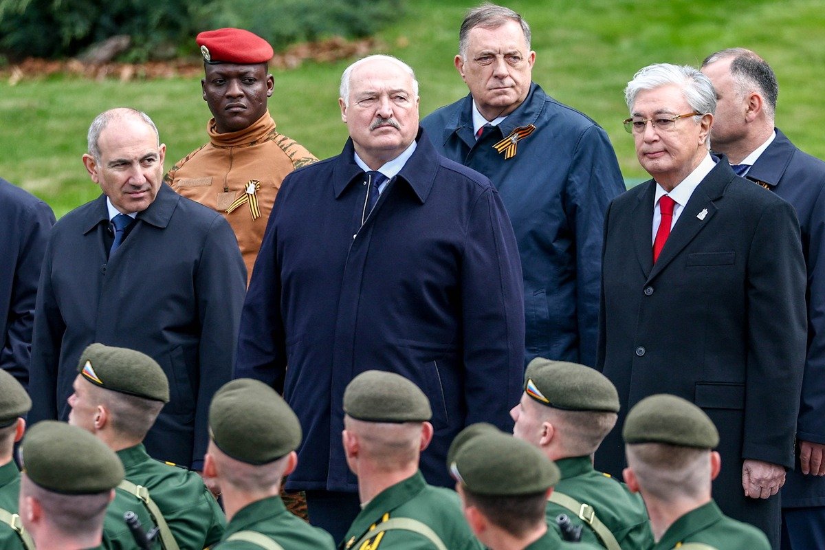 9 мая 2025 года. Москва. Премьер-министр Армении Никол Пашинян (крайний слева) на церемонии возложения цветов к Могиле Неизвестного Солдата. Фото: Софья Сандурская / ТАСС