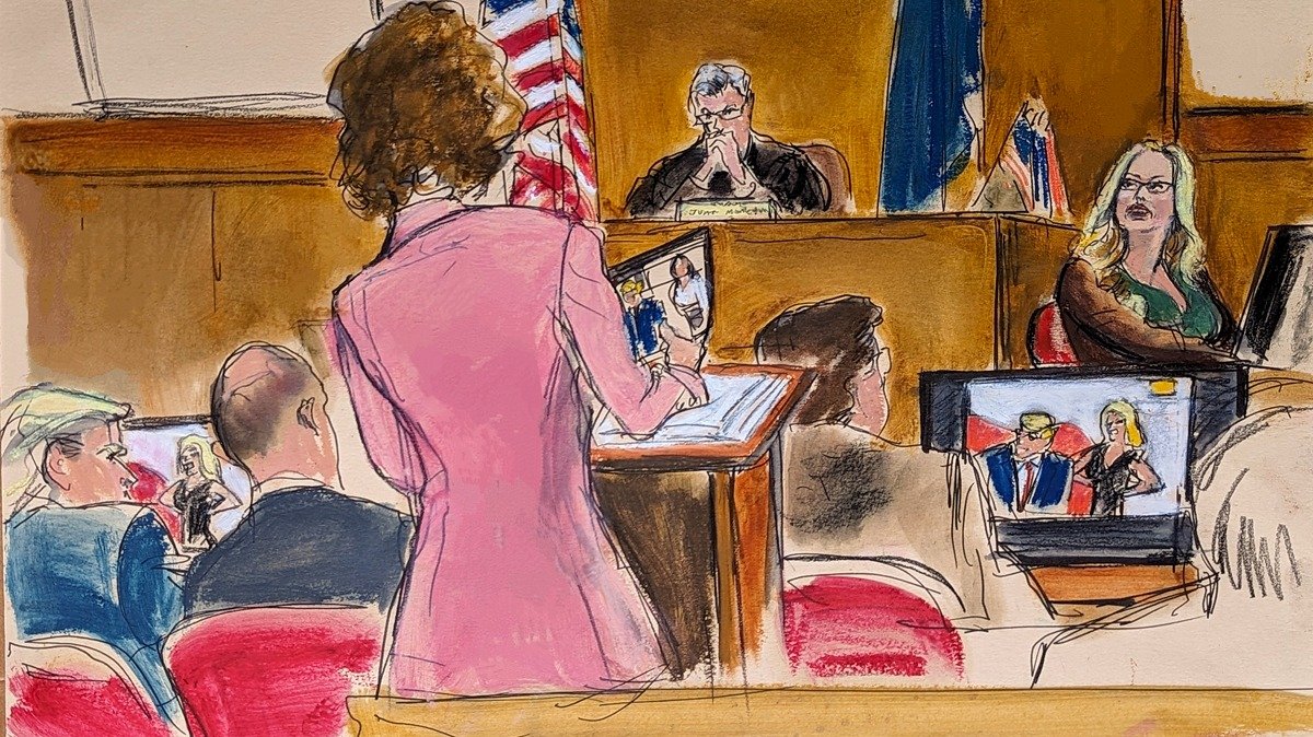 Адвокат защиты Сьюзан Неклес (в центре) проводит перекрестный допрос Сторми Дэниэлс (крайняя справа) в уголовном суде Манхэттена. 9 мая 2024 года. Фото: AP / TASS