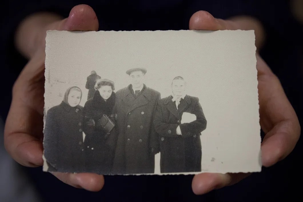 Нина (вторая слева) с отцом и матерью после войны. Из личного архива Н. Казариной