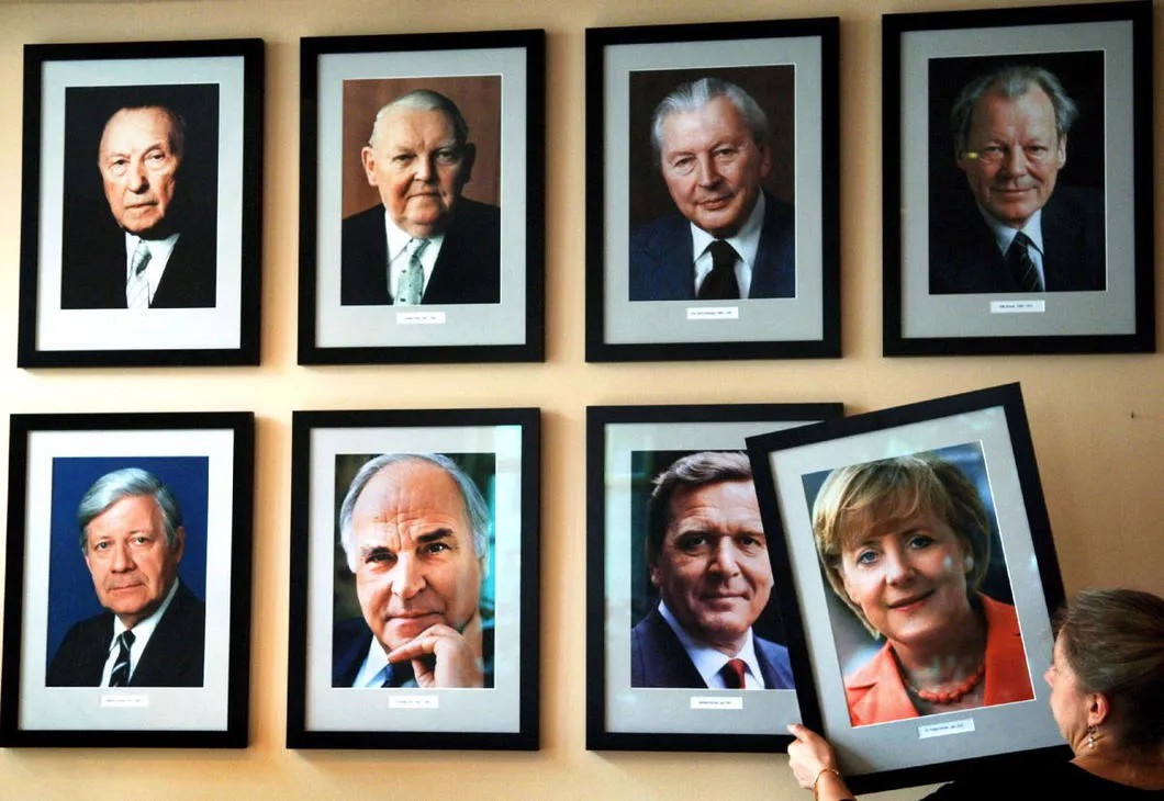 Портрет Меркель в галерее канцлеров Германии. Ее предшественники: Гельмут Коль и Герхард Шредер. Фото: EPA