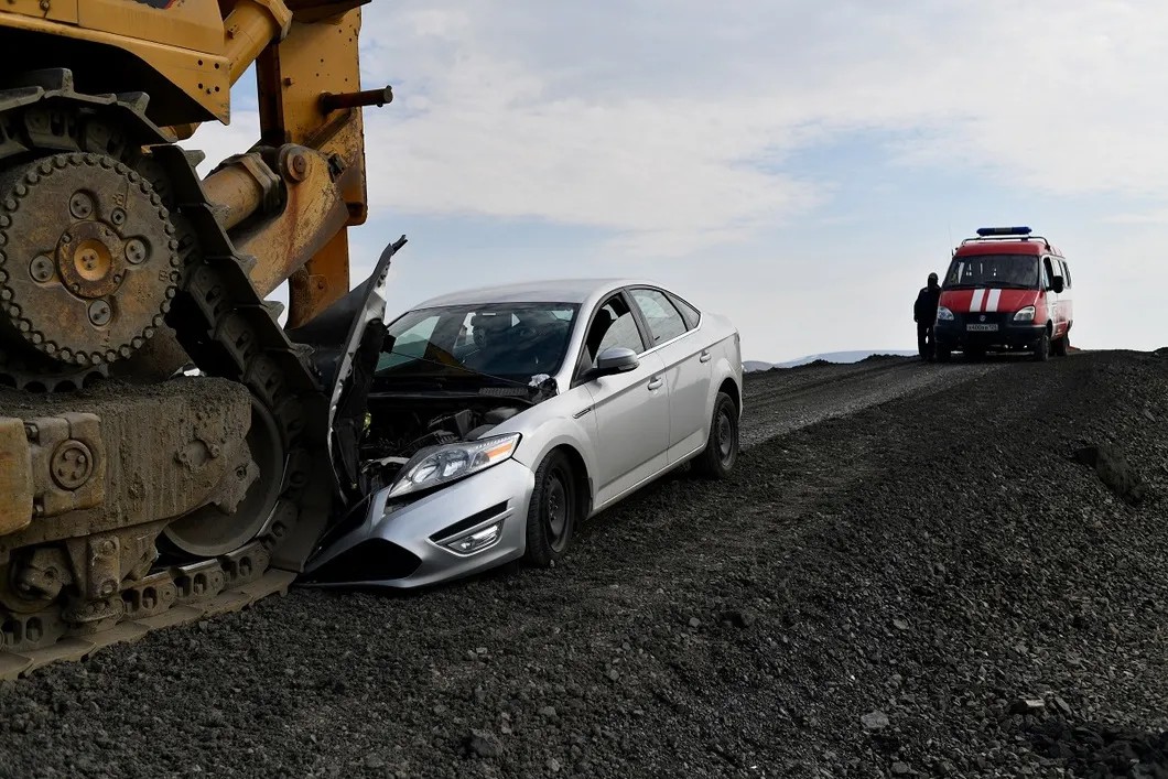 The police car that had brought public prosecutors to the dump site and got run over by a Nornickel bulldozer. Photo: Yury Kozyrev, Novaya Gazeta