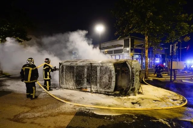 Вторую ночь во француском Нанте разбушевавшиеся жители жгут машины. Фото: EPA