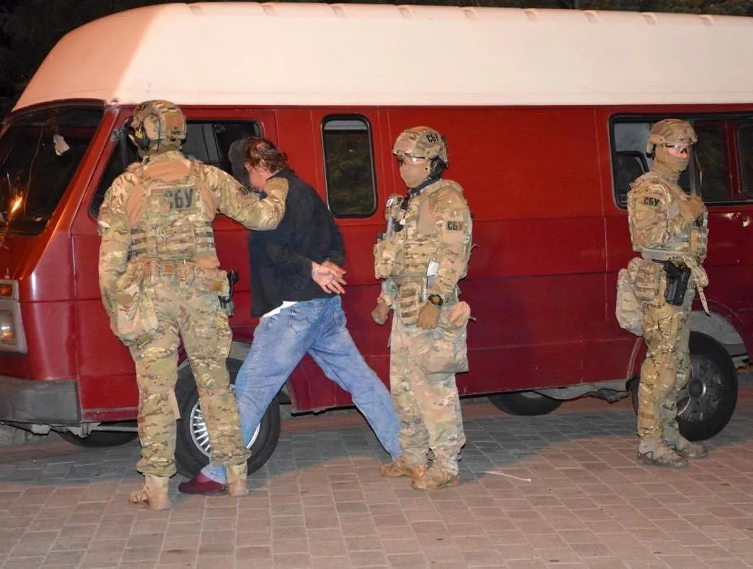Сотрудники СБУ сопровождают задержанного после освобождения заложников. Фото: МВД Украины / РИА Новости