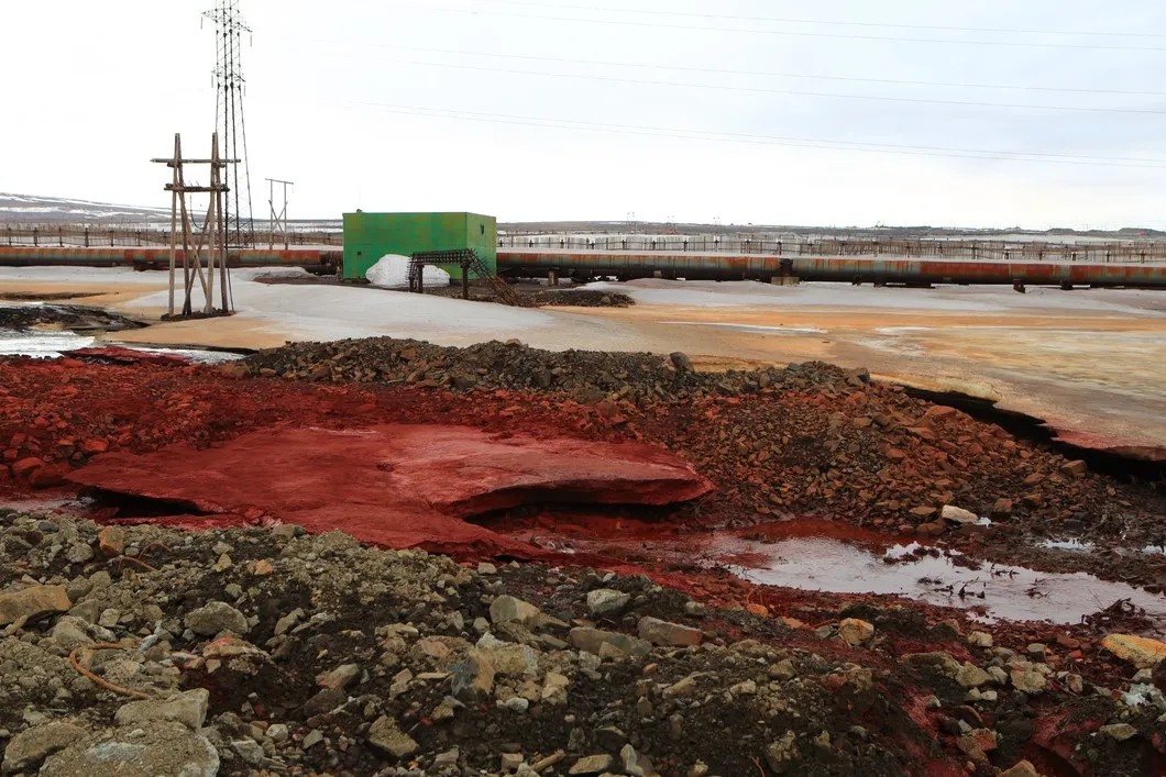 Загрязнение почвы вдоль автодороги Норильск — Алыкель в районе Надеждинского металлургического завода. Апрель 2020 года. Фото из архива организации «Мой дом»