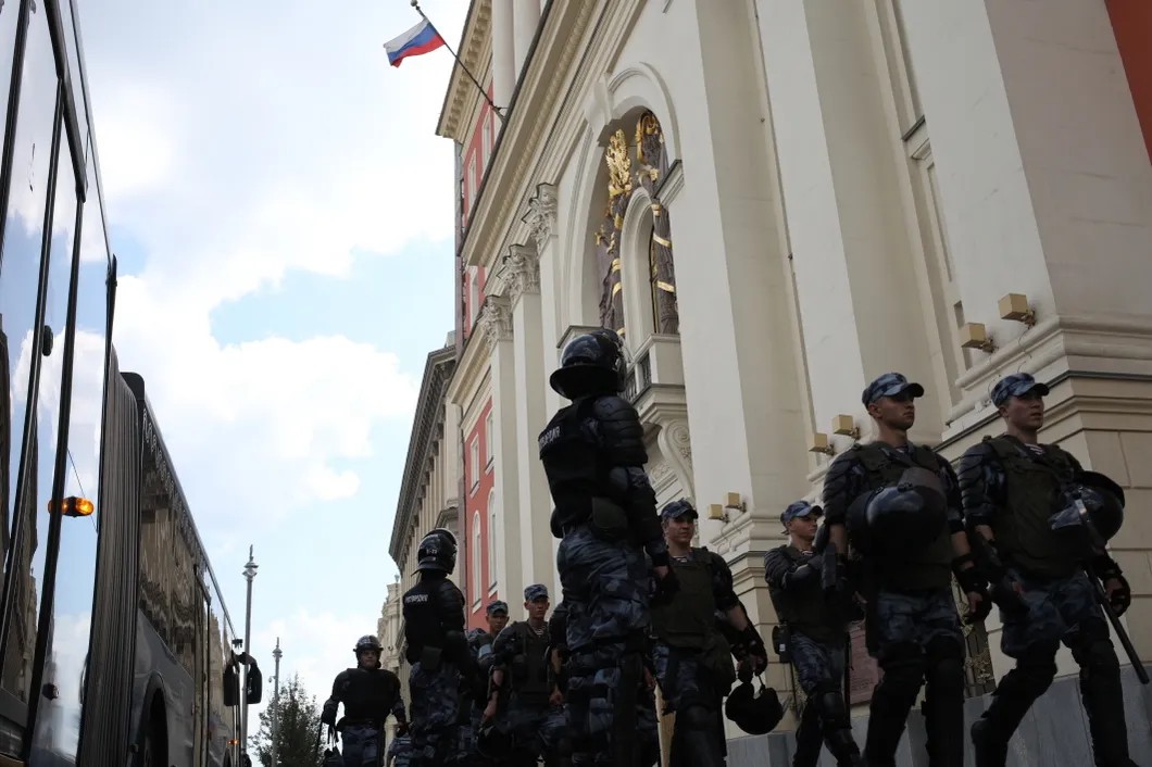 Оцепление силовиков у мэрии Москвы 27 июля. Фото: Анна Артемьева / «Новая газета»