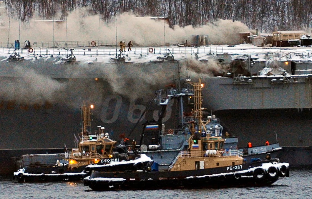 Пожар на крейсере «Адмирал Кузнецов». Фото: Лев Федосеев / ТАСС
