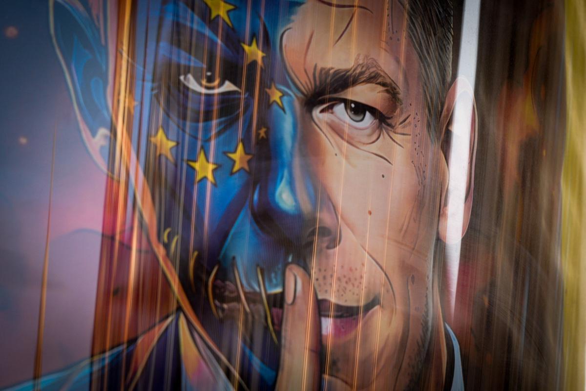 Будапешт в преддверии всеобщих выборов, которые состоятся в Венгрии 12 апреля. Петер Мадьяр в образе Джокера. Фото: Jaap Arriens / Sipa USA / ТАСС