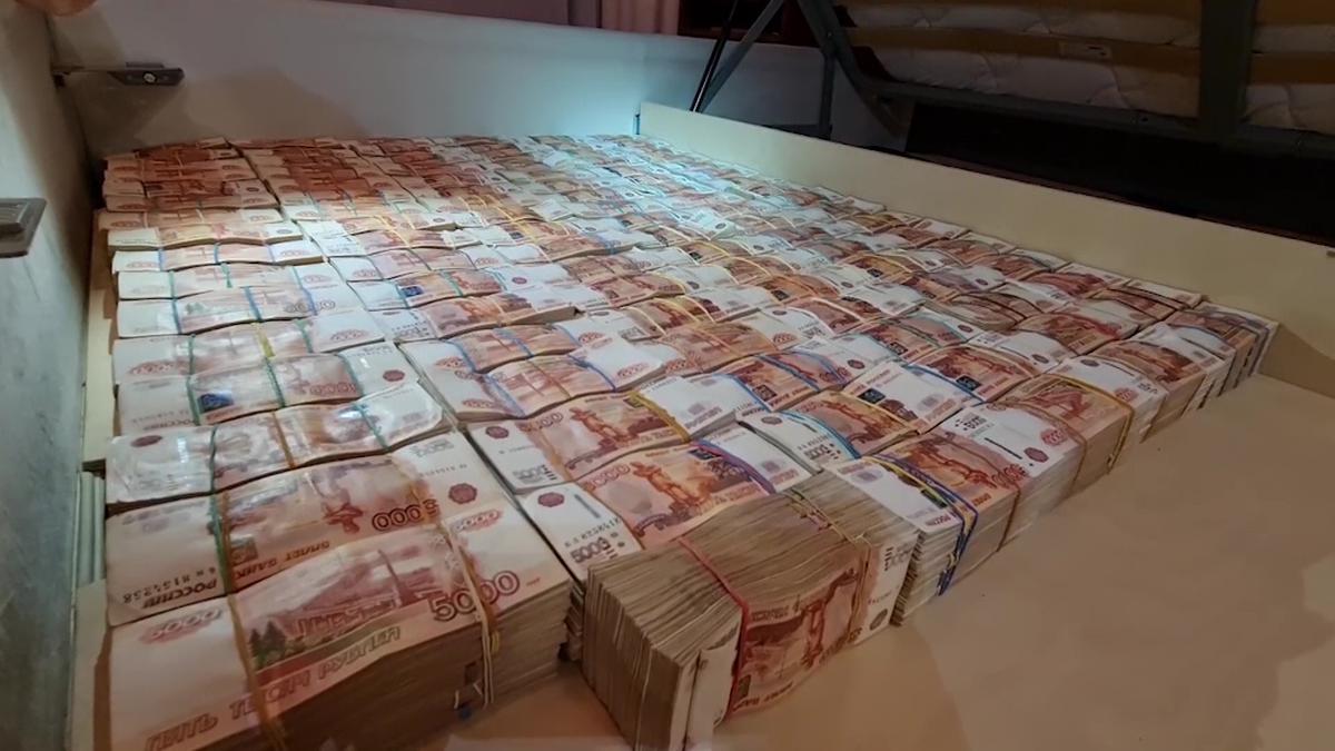 Деньги, изъятые при задержании хакеров. Скриншот видео / РИА Новости