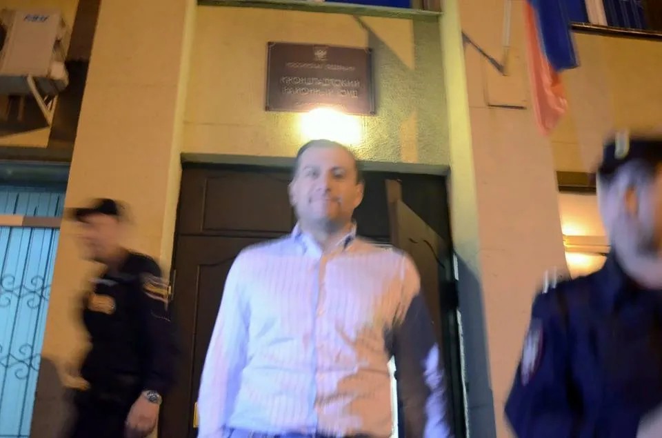 Авакян у входа в зал суда. Фото: Сергей Сатановский / «Новая газета в Петербурге»