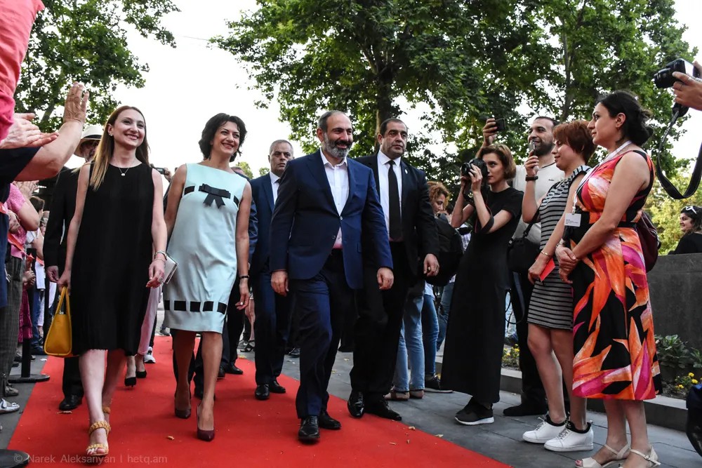 Новый премьер Пашинян идет на Открытие фестиваля. Фото: Нарек Алексанян/Hetq.am