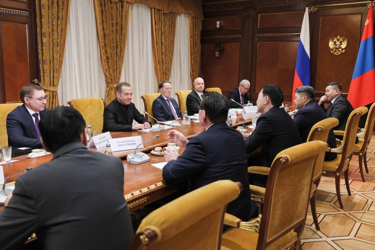 Председатель партии «Единая Россия» Дмитрий Медведев (второй слева) во время встречи с председателем Монгольской народной партии (МНП)Фото: Екатерина Штукина / POOL / ТАСС