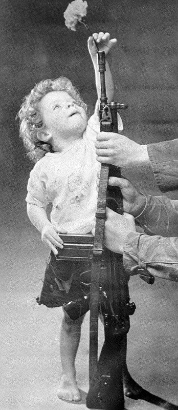 Антивоенный плакат португальских демократических организаций. 1974 год. Источник: Википедия
